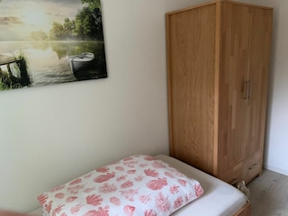 Kleiderschrank im Zweibettzimmer.