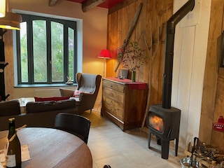 Wohnzimmer und Essbereich mit Holzofen