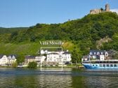 Aussenansicht Villa Mosella mit Mosel und Burg