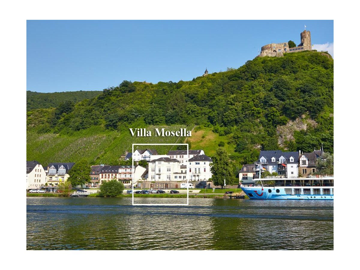 Aussenansicht Villa Mosella mit Mosel und Burg
