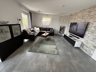 Wohnbereich mit Sky TV, Gaskamin und Soundsystem