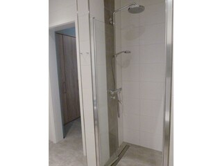 mit bodentiefer Dusche