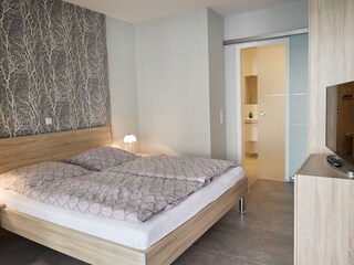 Schlafzimmer mit Zugang zum Bad