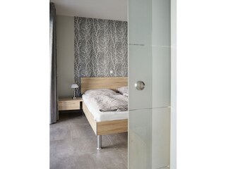 Blick vom Wohnbereich ins Schlafzimmer