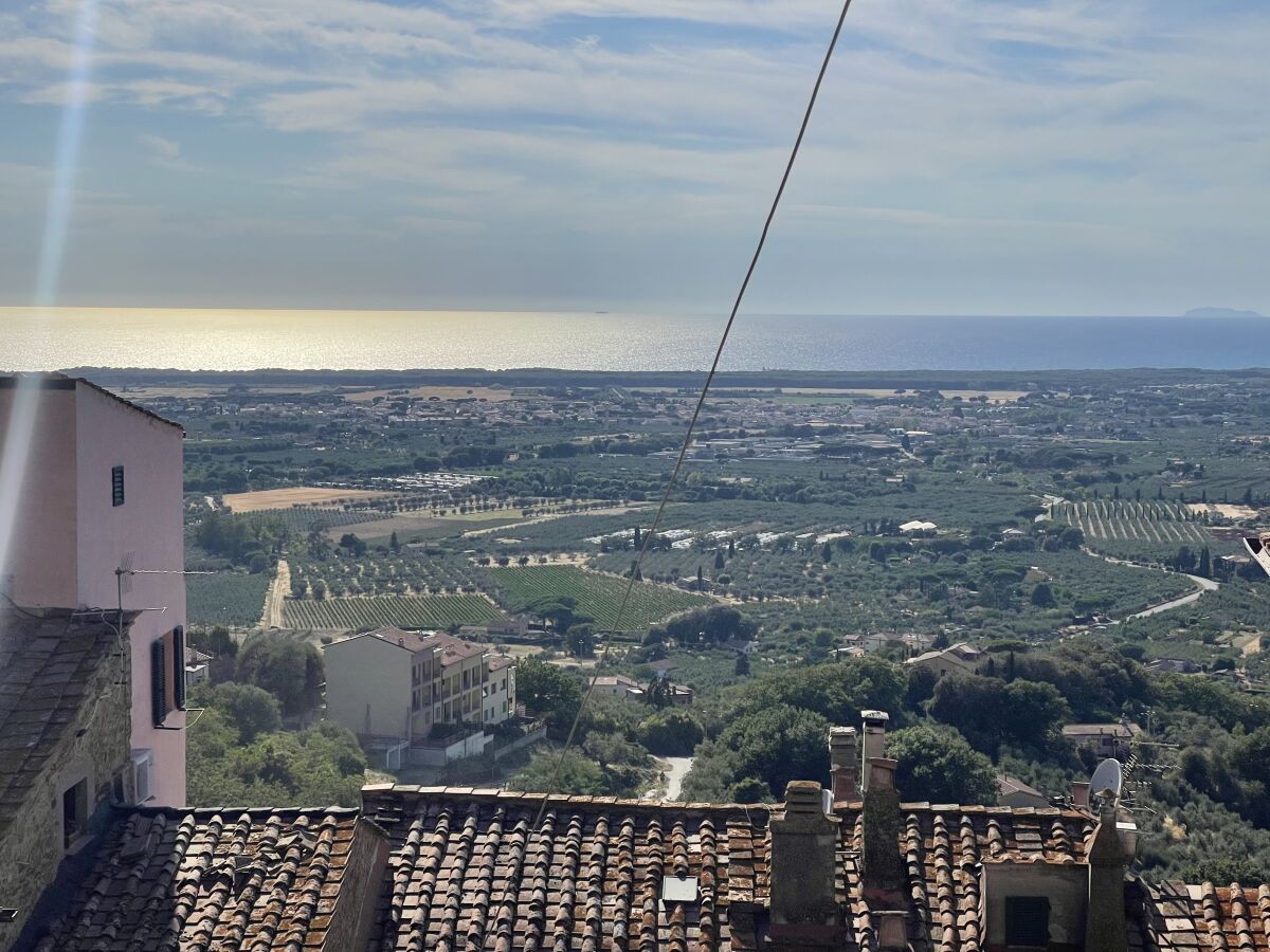 Blick über die Küstenlandschaft aufs Meer