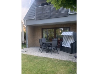 große Südwest-Terrasse mit Strandkorb und Gartenmöbeln