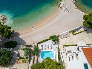 Beachfront Villa Del Mar with a private pool
