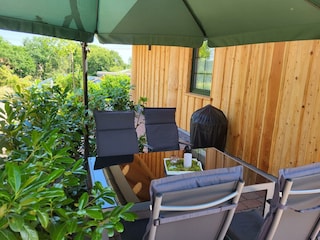 Terrasse mit Tisch und Stühlen