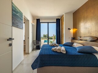 Schlafzimmer 2 mit Poolblick