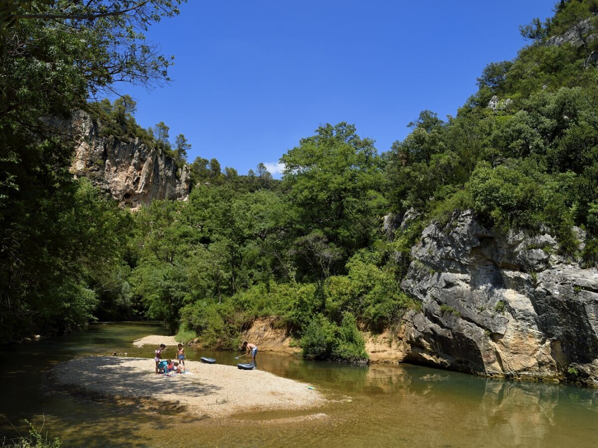 Wasserspiele am Fluss