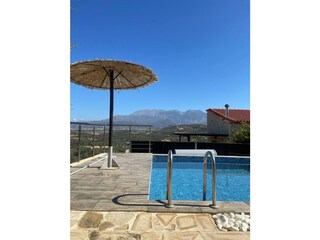Pool mit Blick auf die Berge