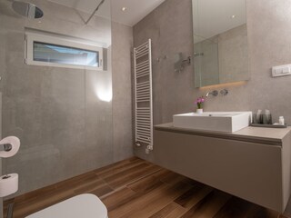 Badezimmer mit begehbarer Dusche