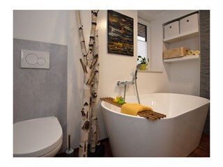 Badezimmer mit Dusche und Badewanne