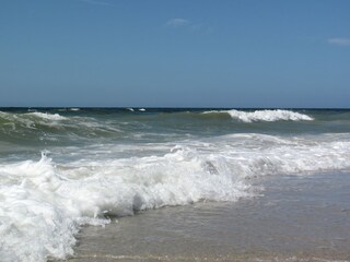 Die erfrischenden Nordseewellen am Badestrand