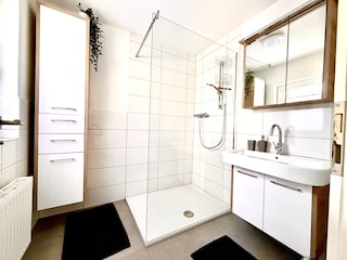 Modernes Bad mit Dusche