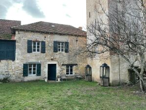 Historisch landhuis bij rivier Cénevières