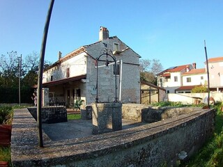 Ansicht vom Haus mit altem Brunnen