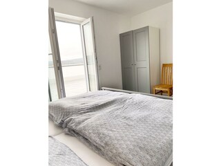 Schlafzimmer mit Balkonzugang