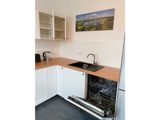 Küche mit Geschirrspülmaschine