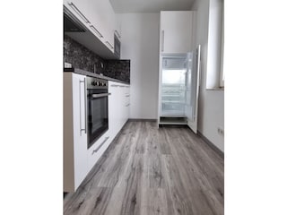 Küche mit großem Kühlschrank
