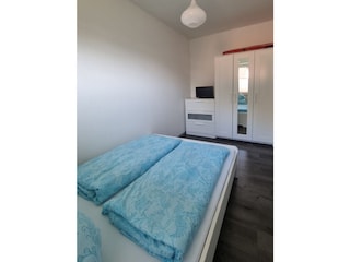 Schlafzimmer mit Fernseher