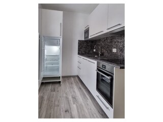 Küche mit großem Kühlschrank