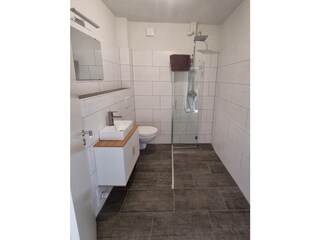 Badezimmer mit faltbarer Duschwand