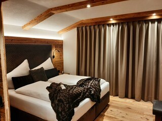 lech suite - Schlafzimmer mit Boxspringbett