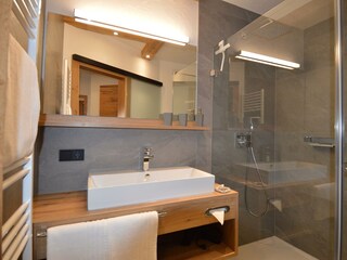lech suite - Badezimmer mit Regendusche