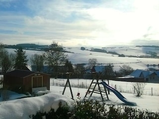 Blick auf den verschneiten Garten