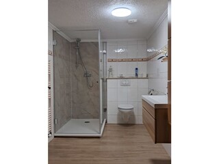 Bad mit Flachdusche (120x90 cm), Badblock, WC, Fön