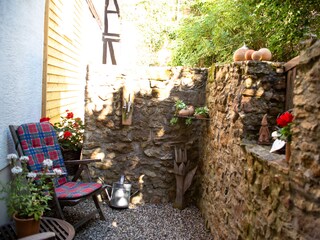 Sitzecke hinter dem Haus