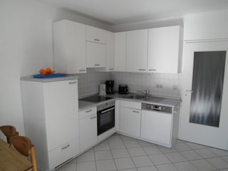 Küche mit Herd, Geschirrspüler und Kühlschrank   Eisfac