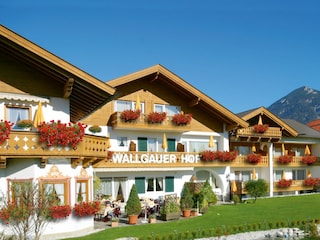 Wallgauer Hof Aussenansicht Sommer