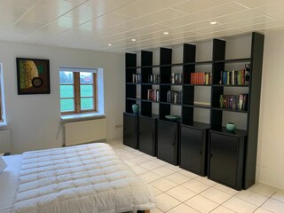 Schlafzimmer mit Doppelbett im Obergeschoss