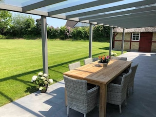 Große überdachte Terrasse