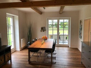 moderner Essbereich mit toller Aussicht in den Garten