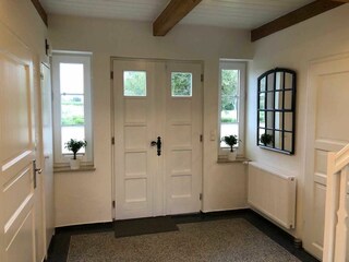 Offener Eingangsbereich des Hauses mit seinem historischen Terrazzoboden
