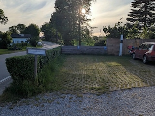 2 Parkplätze mit E-Ladesäule