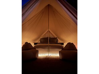 Glamping with a real bed, a carpet and HUE lighting