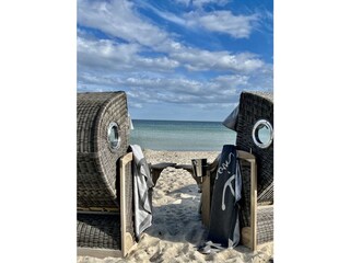 3 luxury beach basket chairs included!