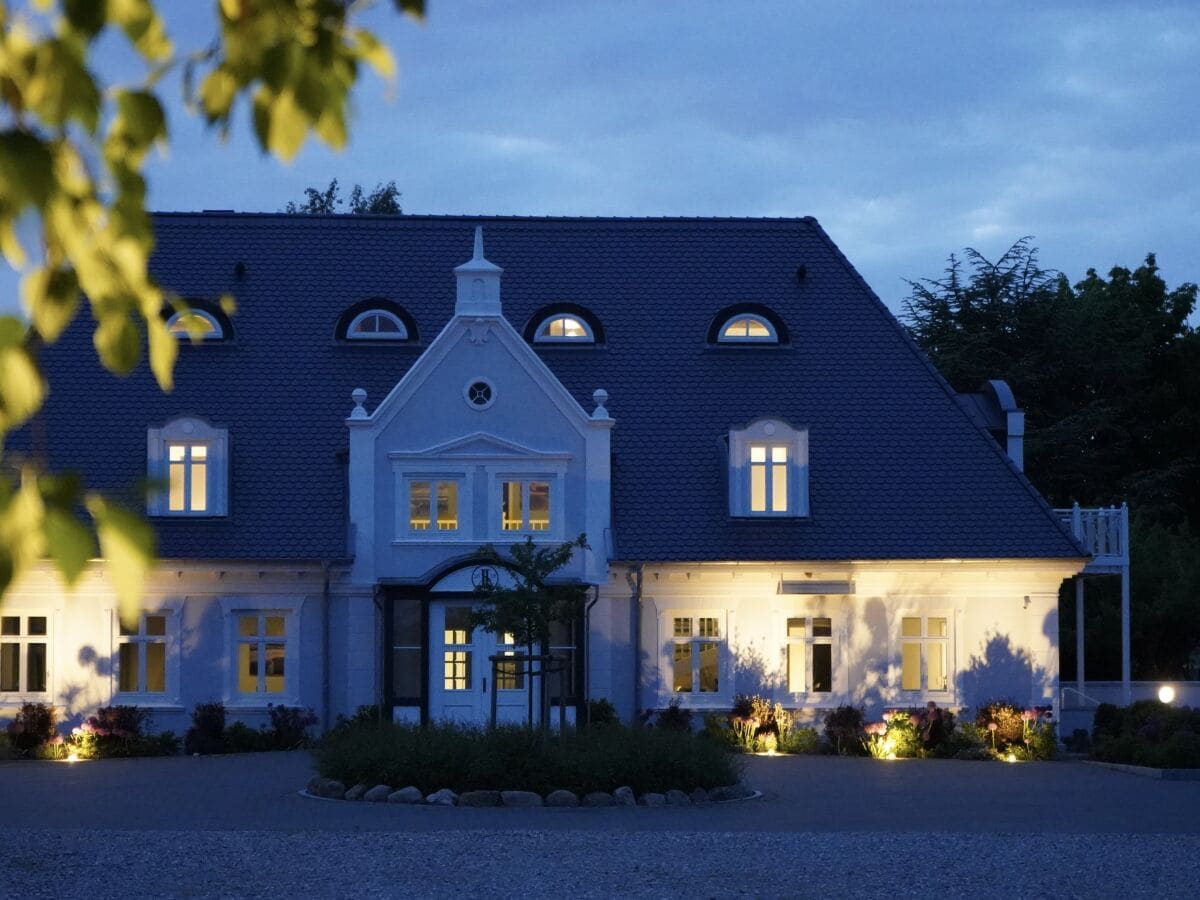 Villa bei Nacht