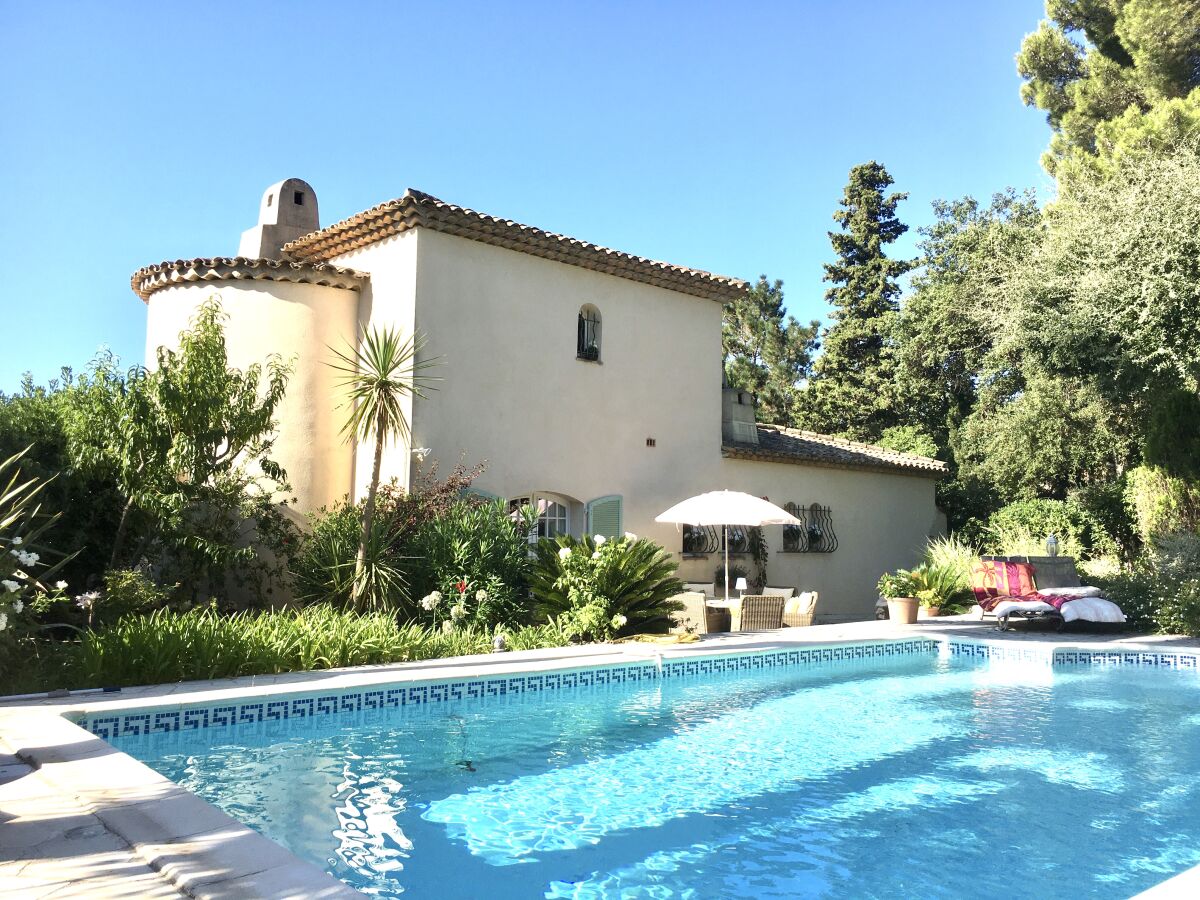 Blick auf Haus und Pool