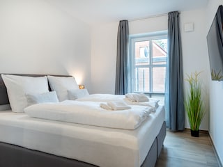 zweites Schlafzimmer mit bequemem Boxspringbett