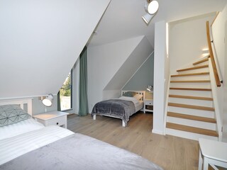 Schlafzimmer 2 mit Einzelbetten OG + Zugang zum DG