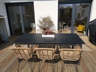 Terrasse mit ausziehbarem Tisch