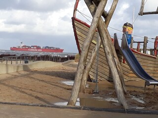 Vor dem Strandhaus Döse