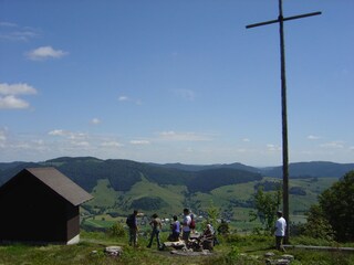 Wanderer genießen den Blick vom Blößling