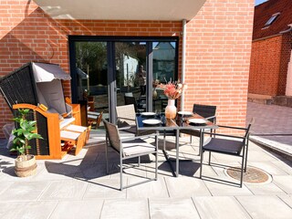 möblierte Terrasse mit Strandkorb