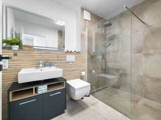 Badezimmer mit ebenerdiger Dusche